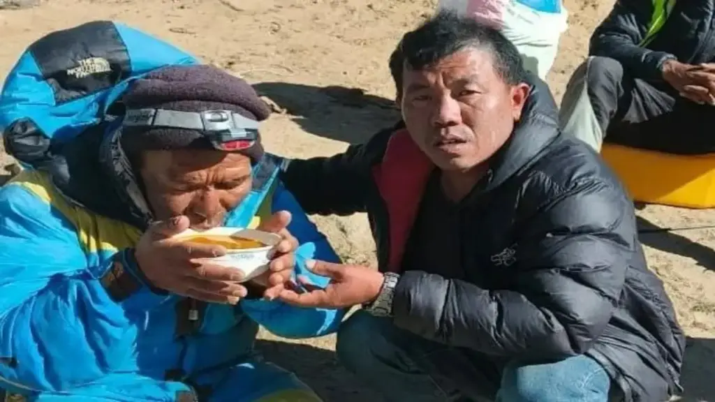 Gia đình làm lễ cầu siêu, hướng dẫn viên leo núi Nepal mất tích bỗng trở về