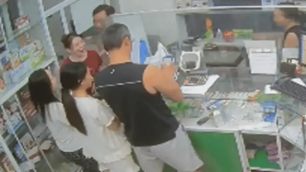 Gia đình vỡ òa khi con gái đỗ trường THPT mơ ước khiến triệu người vui lây