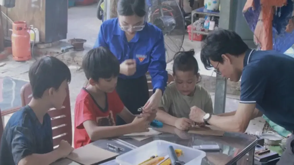 'Gia sư áo xanh': Đưa STEM và kỹ năng sống vào lớp học tình thương