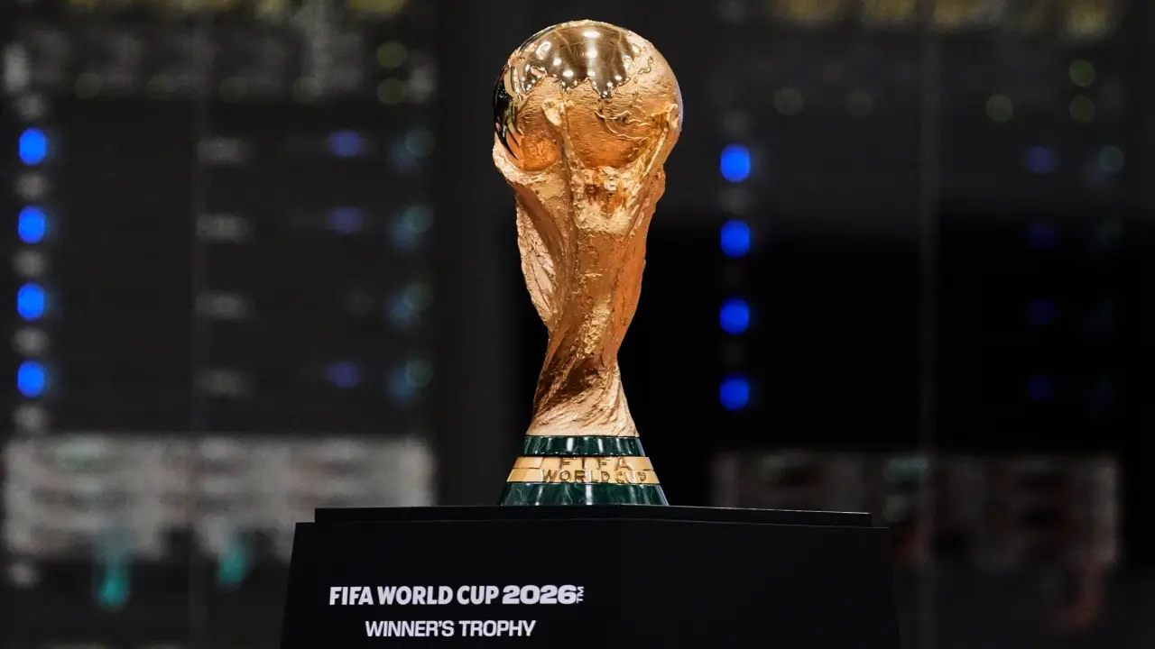 Giá trị cúp World Cup tăng vọt trong cơn sốt vàng thế giới