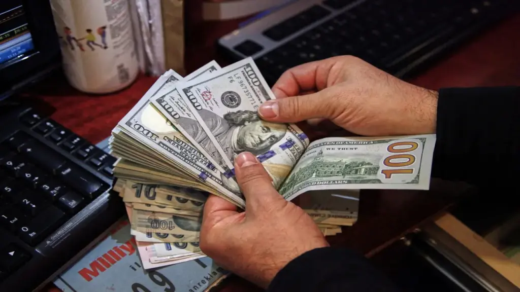 Giá USD thế giới lên cao nhất một năm