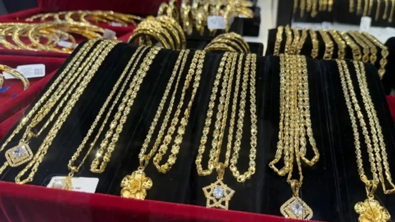 Giá vàng 'bất động' dù thế giới sắp 'thủng' đáy 4.000 USD/ounce