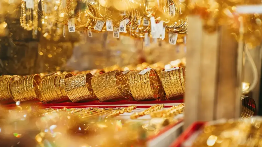 Giá vàng thế giới bất ngờ giảm sâu hơn dự đoán, tương đương 4,8 triệu đồng/lượng