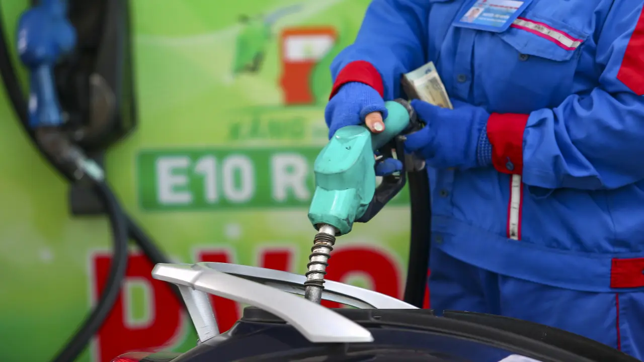 Giá xăng E10 giảm hơn 1.300 đồng một lít