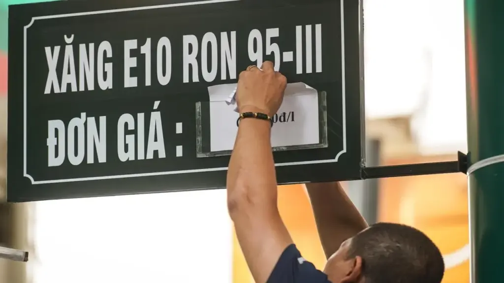 Giá xăng giảm về dưới 20.000 đồng một lít