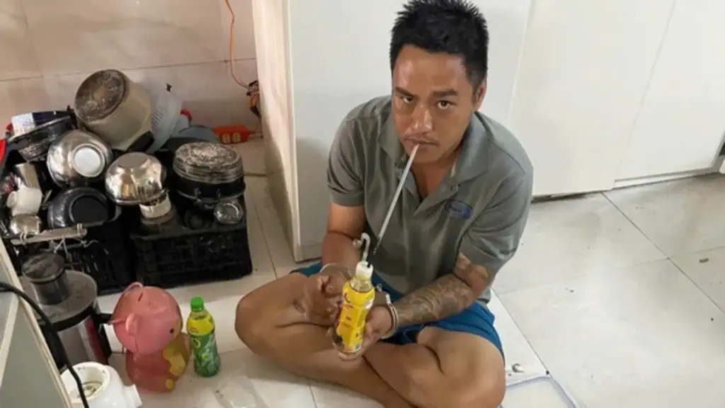Giấu chai nước trong quần lót để qua mặt kiểm tra ma túy, vẫn bị phát hiện