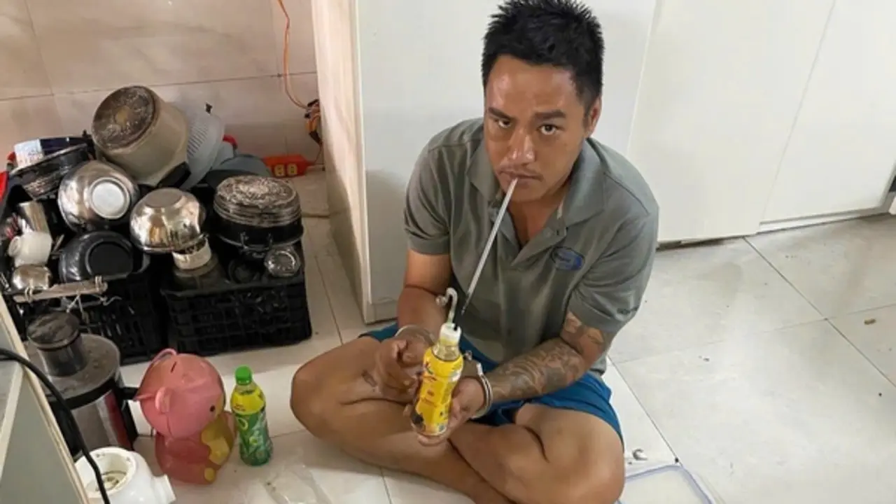 Giấu chai nước trong quần lót để qua mặt kiểm tra ma túy, vẫn bị phát hiện