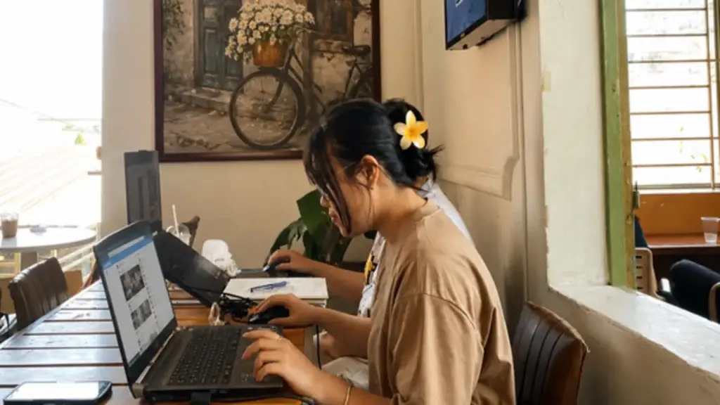 Giới trẻ 'dính' mạng xã hội: Có người lướt tới 10 tiếng/ngày