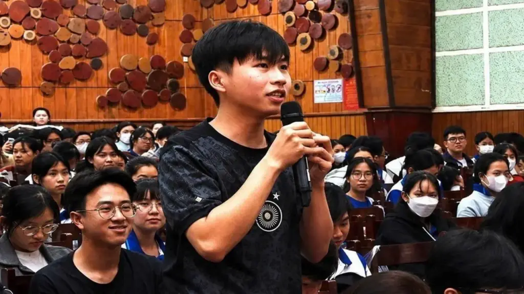 Giới trẻ học cách tự bảo vệ trước làn sóng siêu tin giả