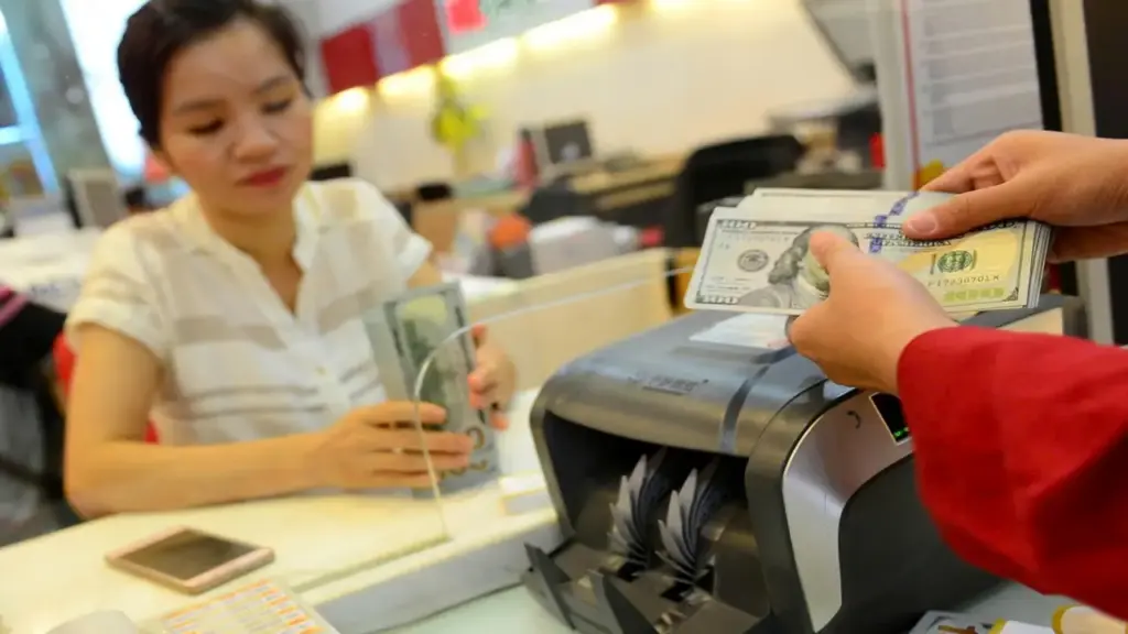 Giữ chân vốn ngoại: Cần công cụ phòng vệ tỉ giá?
