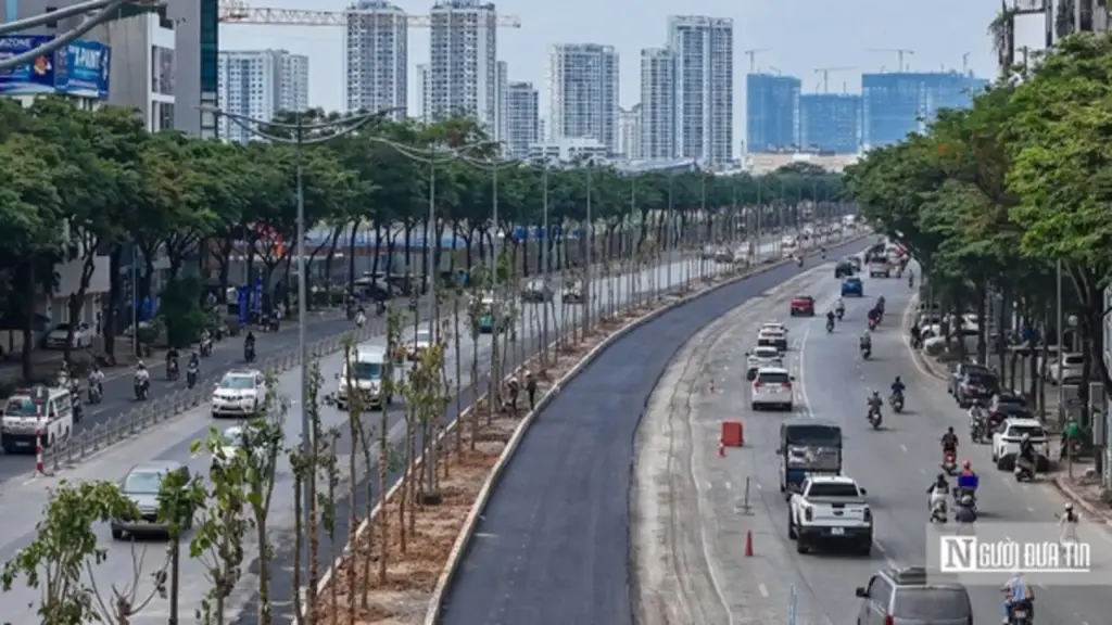 Hà Nội: Cận cảnh hàng cây xanh vừa trồng đã sắp bị thay trên đường Võ Chí Công