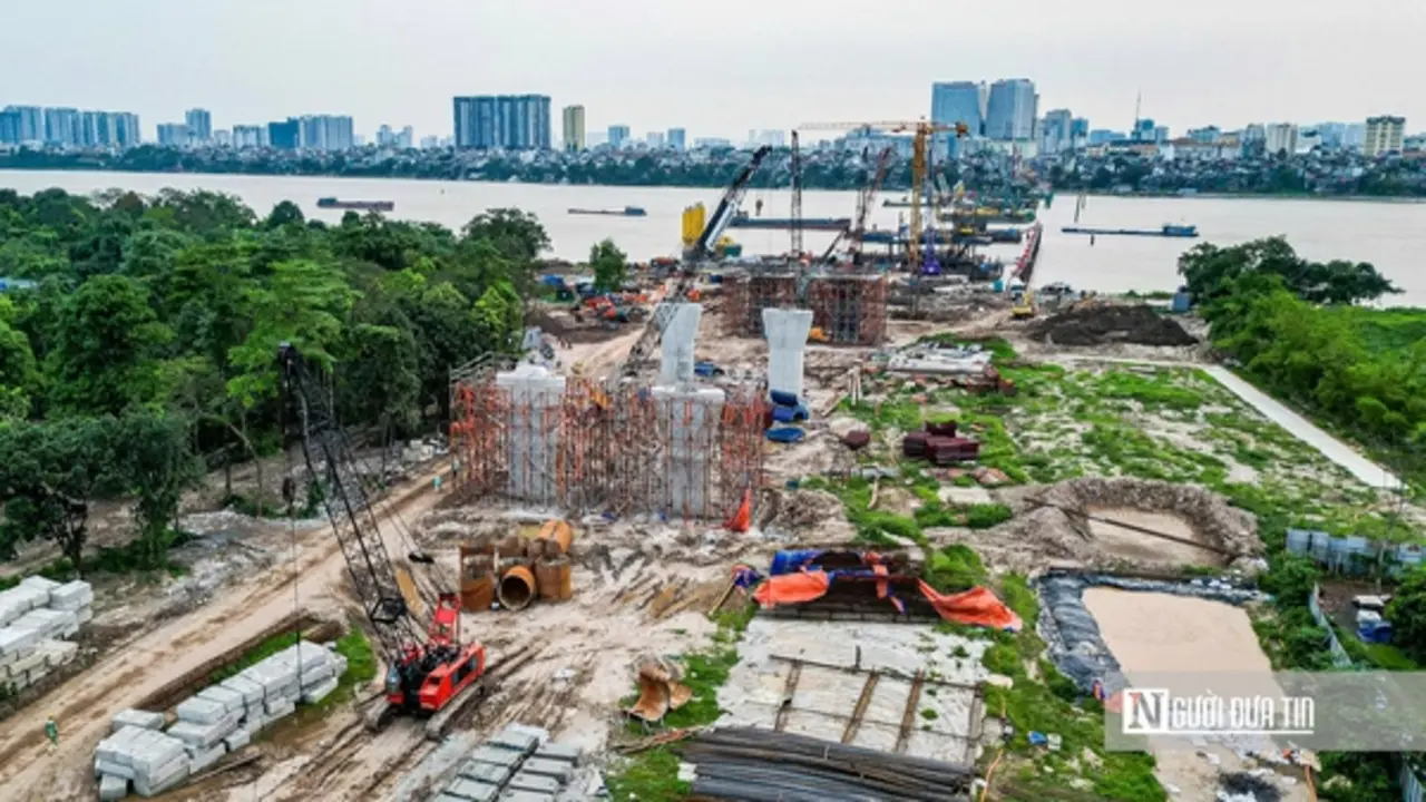 Hà Nội: Cận cảnh loạt trụ cầu vượt sông Hồng lộ diện