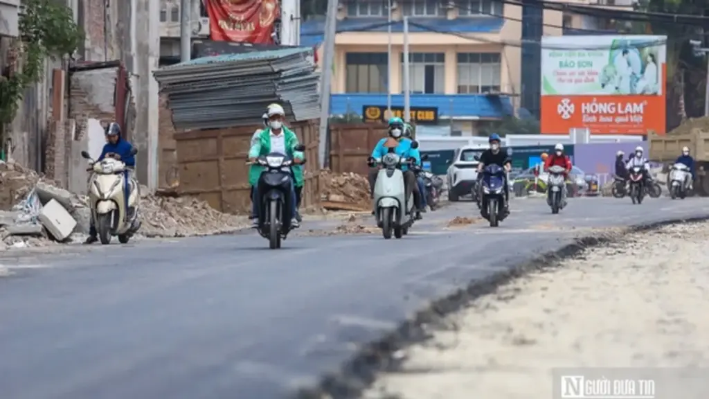 Hà Nội: Đoạn đường Hoàng Cầu - Voi Phục bắt đầu được thảm nhựa
