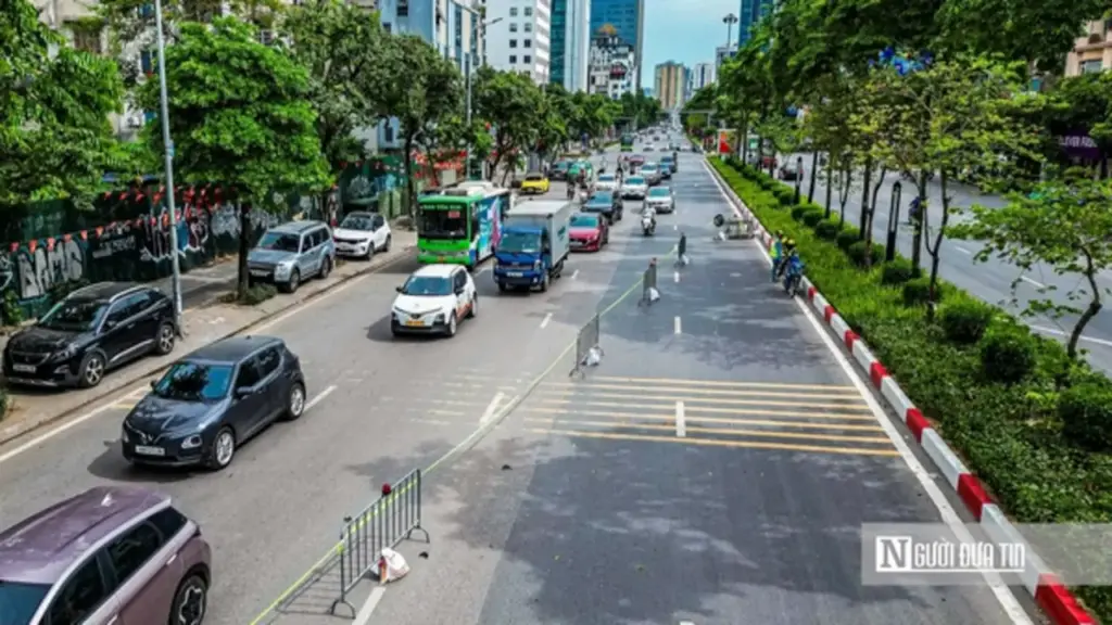 Hà Nội: Khu vực đường Văn Cao được rào chắn phục vụ thi công metro