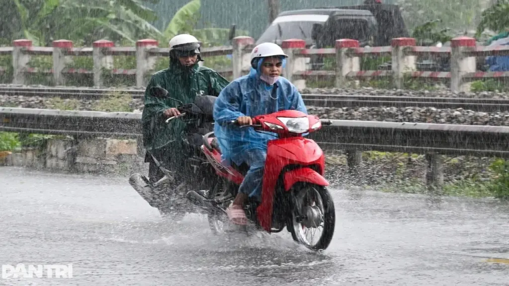 Hà Nội và Bắc Bộ mưa dông, cục bộ có nơi mưa rất to