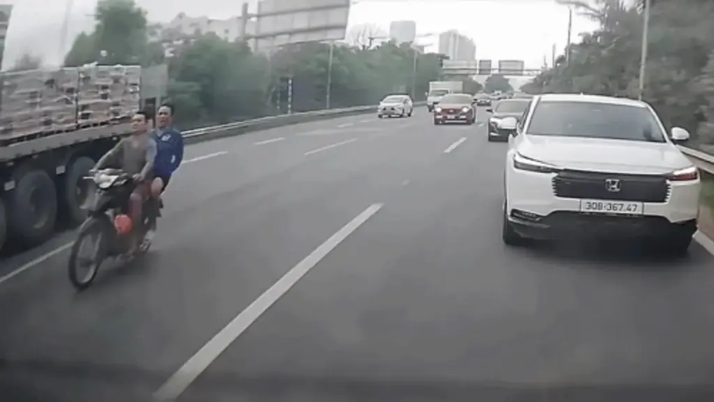 Hai người đi xe máy lao vào đuôi xe tải trên cao tốc