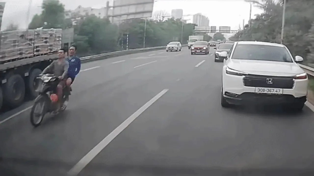 Hai người đi xe máy lao vào đuôi xe tải trên cao tốc