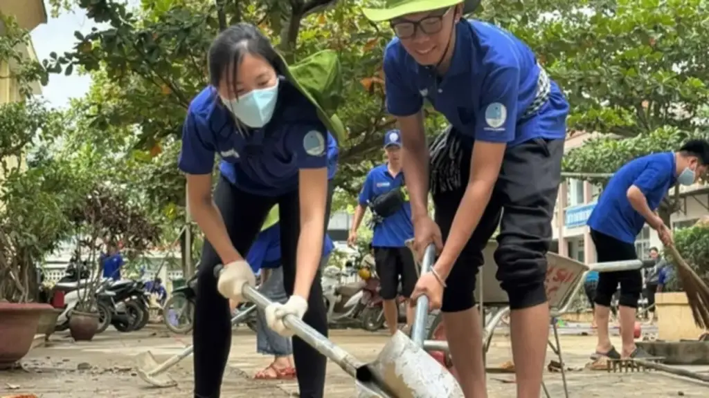 Hai người trẻ, một màu áo xanh và hành trình sống vì cộng đồng