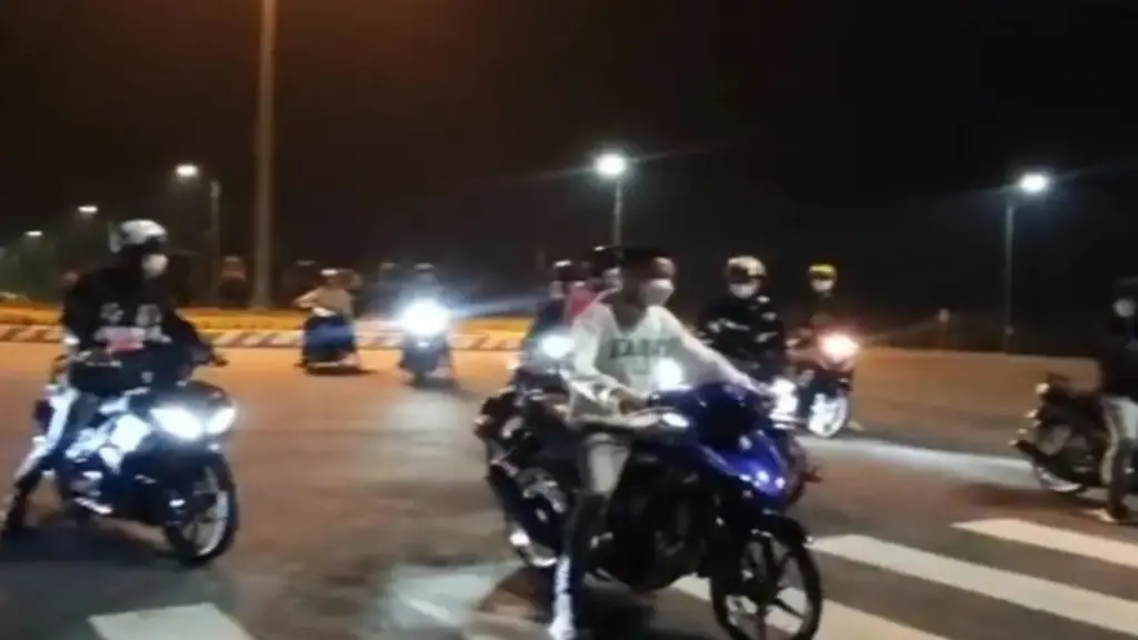 Hai nhóm thanh, thiếu niên đi xe máy, cầm hung khí gây náo loạn đường quê