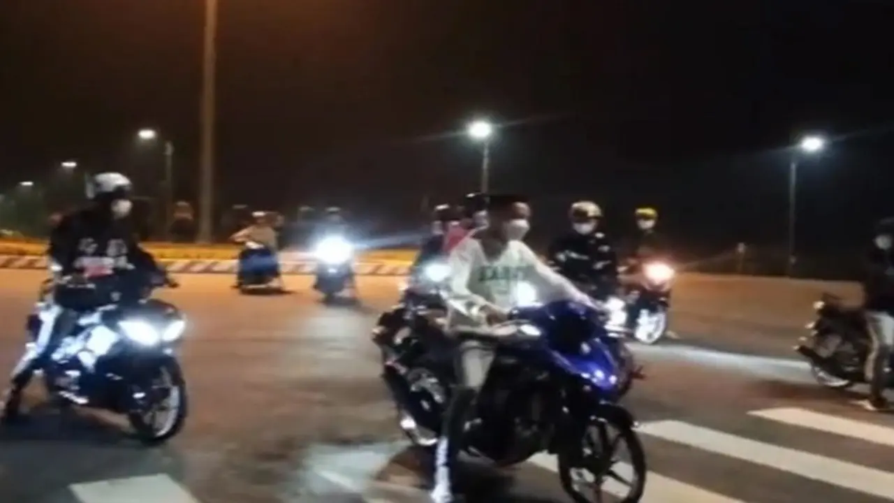 Hai nhóm thanh, thiếu niên đi xe máy, cầm hung khí gây náo loạn đường quê