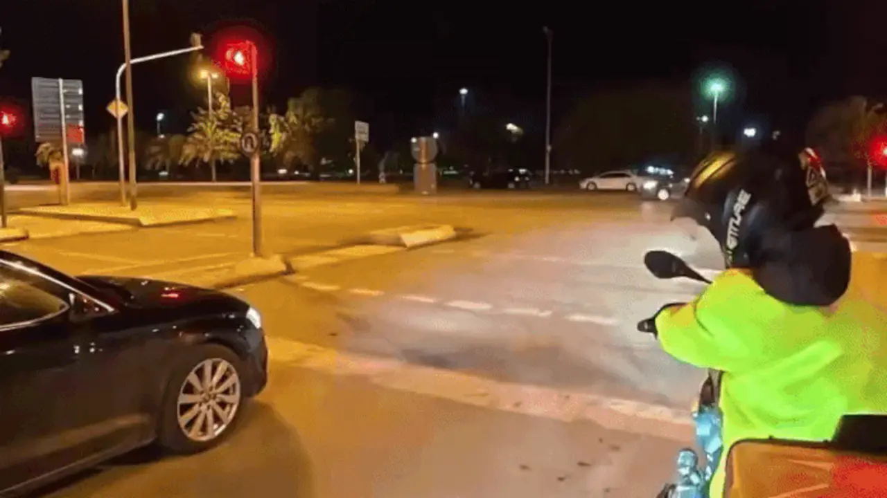Hai ôtô bốc cháy sau cú lao như tên bắn qua ngã tư