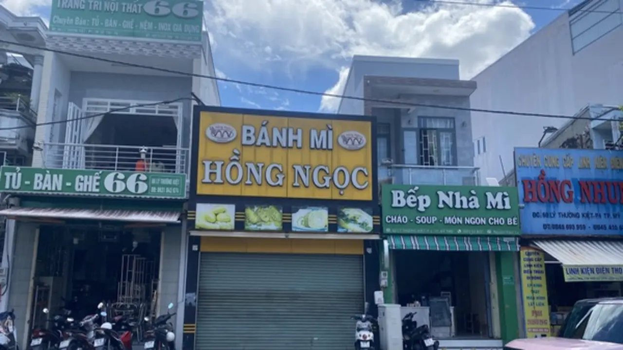 Hàng chục người nghi bị ngộ độc sau khi ăn bánh mì Hồng Ngọc 37
