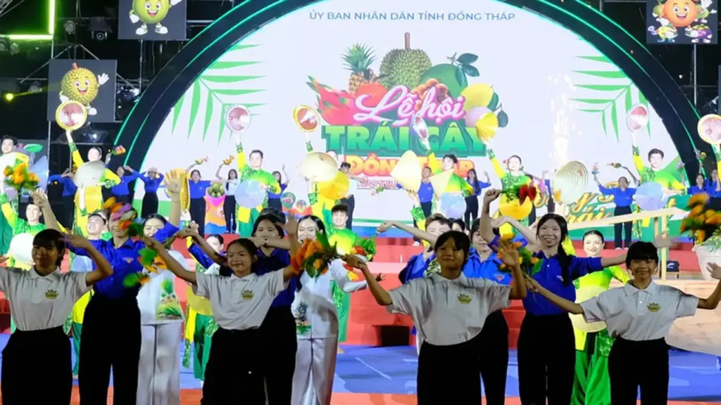 Hàng ngàn người dân check-in với các xuồng ghe đầy trái cây Đồng Tháp