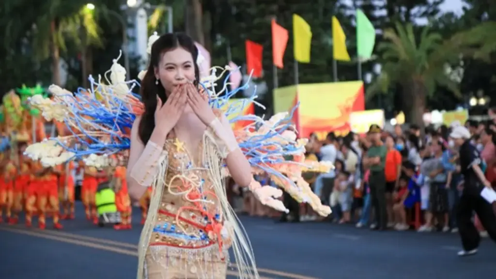 Hàng ngàn người hòa mình vào lễ hội sắc màu biển đảo Quảng Ngãi