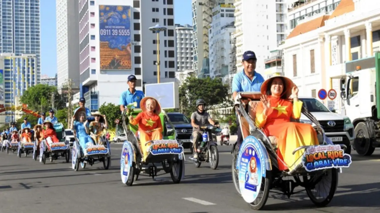 Hàng nghìn người hòa nhịp Ngày hội tiếng Anh tại Khánh Hòa