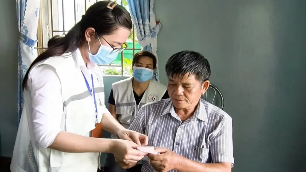 Hàng nghìn người TP HCM được bác sĩ đến tận nhà khám bệnh