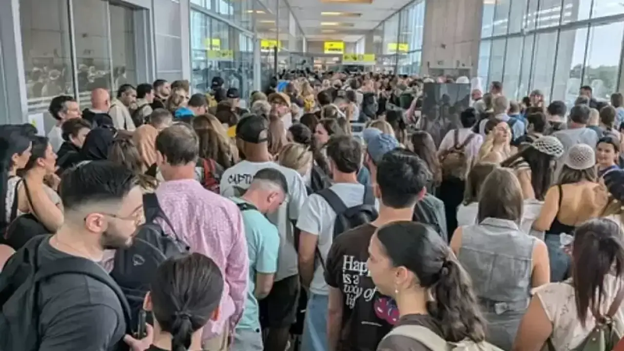 Hàng trăm khách lỡ chuyến bay vì mắc kẹt ở cửa nhập cảnh