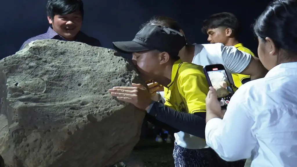 Hàng trăm người tham gia thử thách thổi vào tảng đá 300kg phát ra tiếng kêu