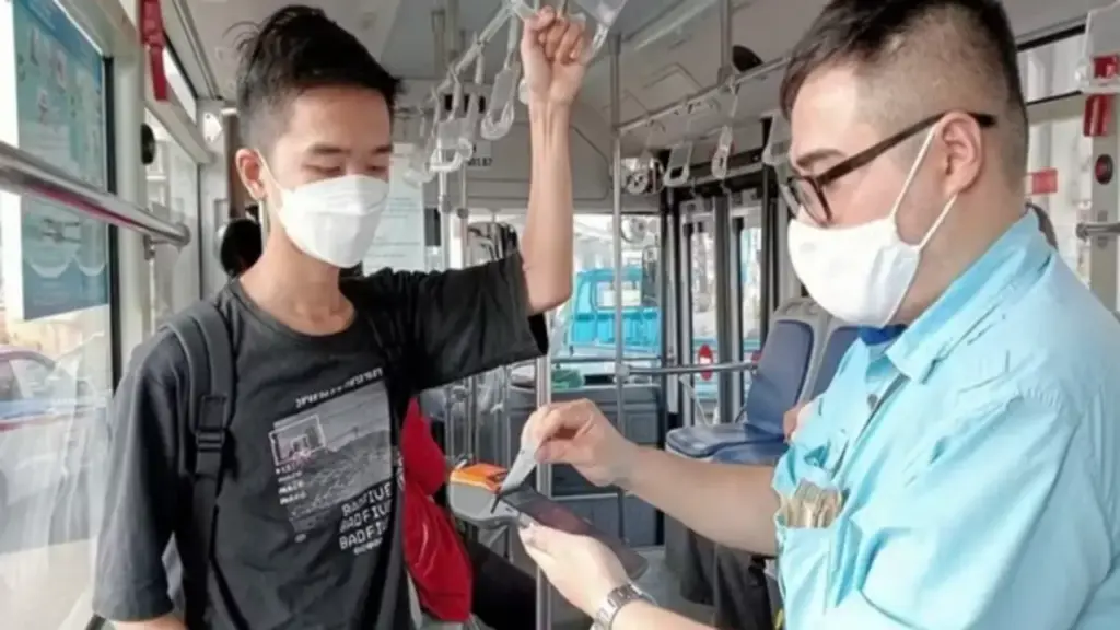 Hàng triệu người đi xe buýt cần lưu ý: Từ 1/7 sẽ có thêm một thao tác bắt buộc