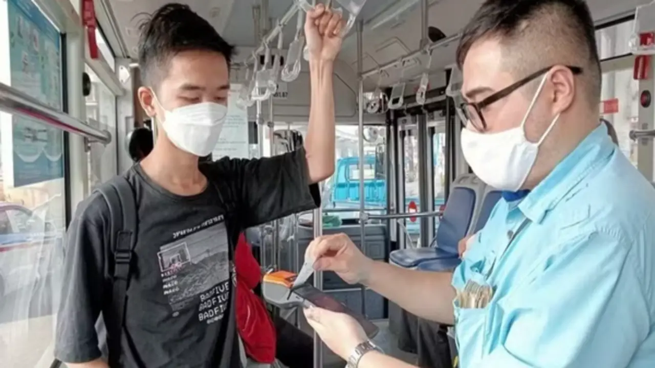Hàng triệu người đi xe buýt cần lưu ý: Từ 1/7 sẽ có thêm một thao tác bắt buộc