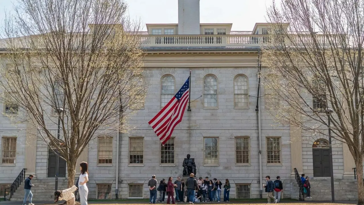 Harvard châm ngòi tranh luận sau khi siết điểm A