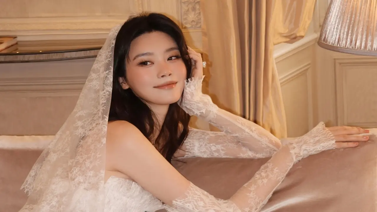 Hề Mộng Dao khoe sắc trong đầm cưới của nhà mốt Việt