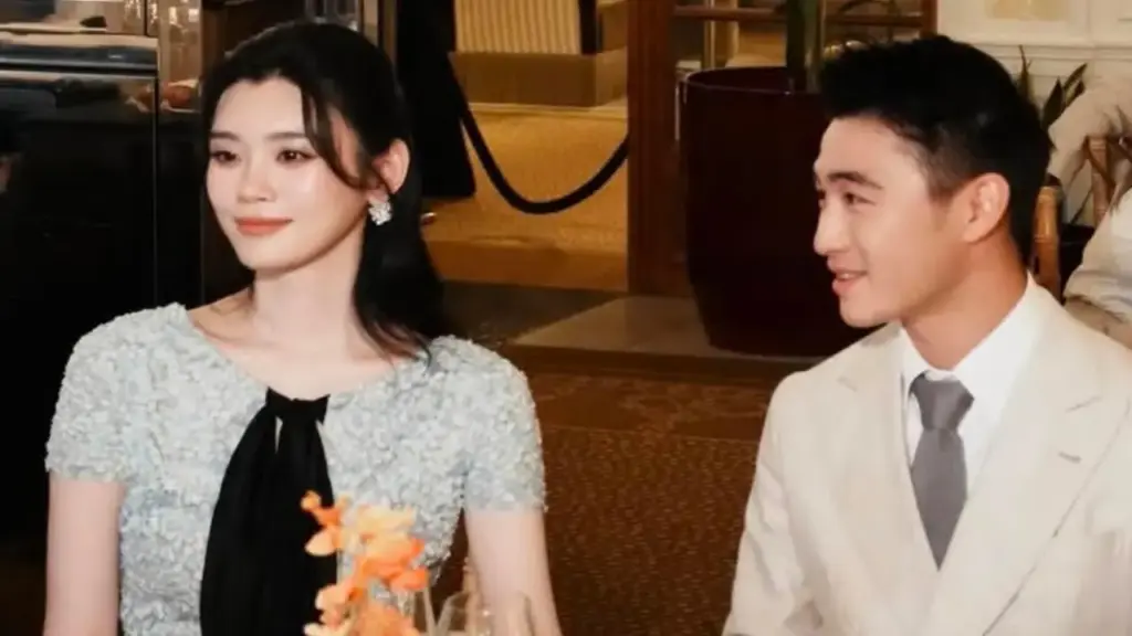 Hề Mộng Dao và con trai 'Vua sòng bạc' đón khách dự cưới