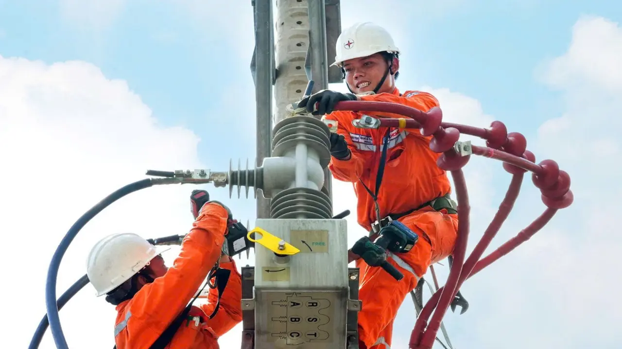Hệ thống điện cảnh báo áp lực lớn khi nắng nóng có thể lên 45°C tuần tới