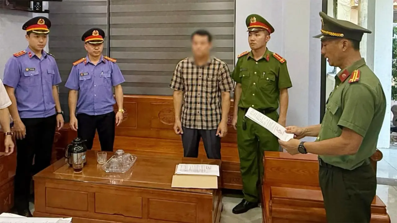 Hiệu trưởng bị bắt với cáo buộc nhận hối lộ