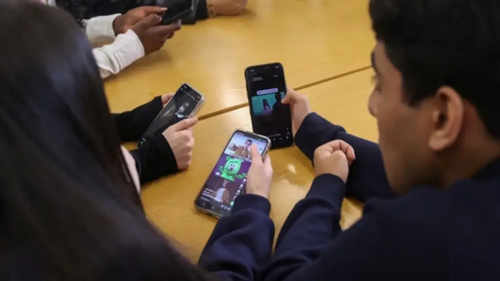 'Hiệu ứng domino' siết mạng xã hội