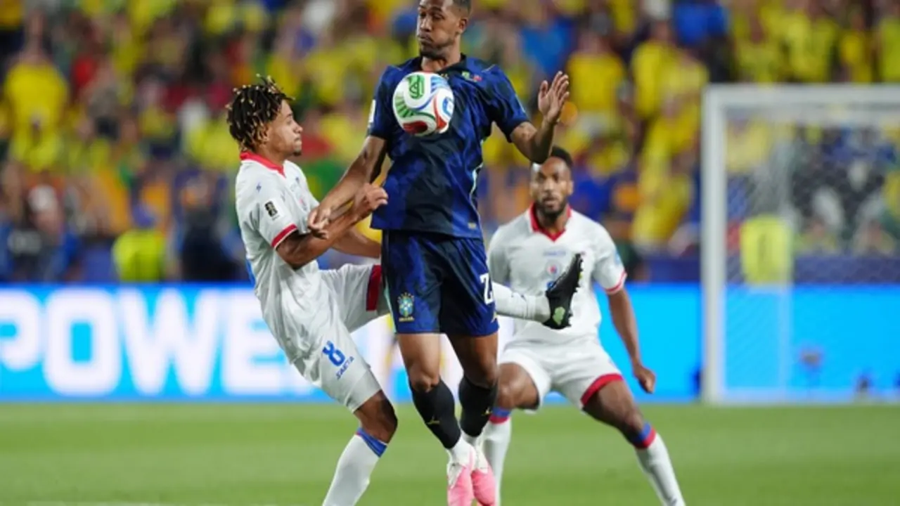 HLV Ancelotti chọn cầu thủ ‘cực lạ’ thay Raphinha, không phải Neymar