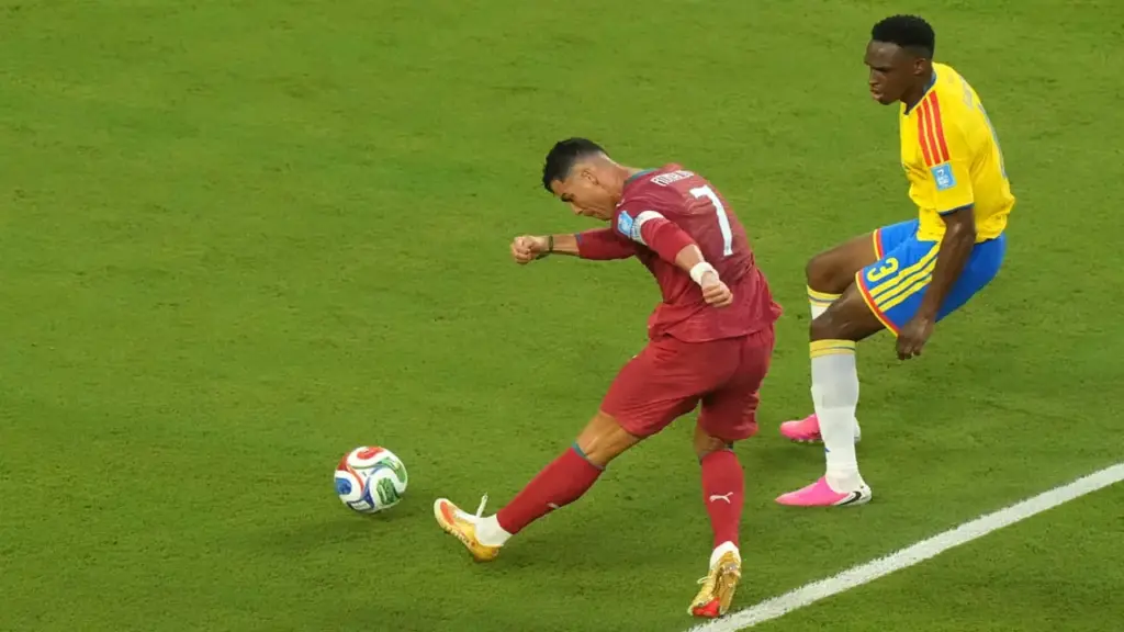 HLV Bồ Đào Nha: 'Chỉ trẻ con mới so sánh Ronaldo với Messi'