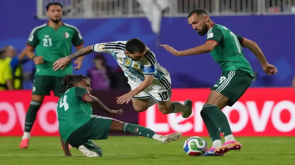 HLV của Nam Phi ghen tị với pha thoát thẻ đỏ của Messi