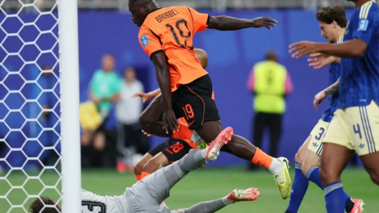 HLV Koeman quá cao tay: 'Quái thú' Hà Lan Brobbey bước ra từ bóng ma tống tiền