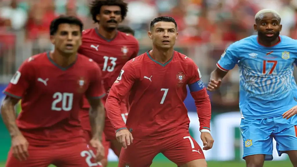 HLV Martinez bảo vệ Ronaldo sau trận hòa gây thất vọng của Bồ Đào Nha