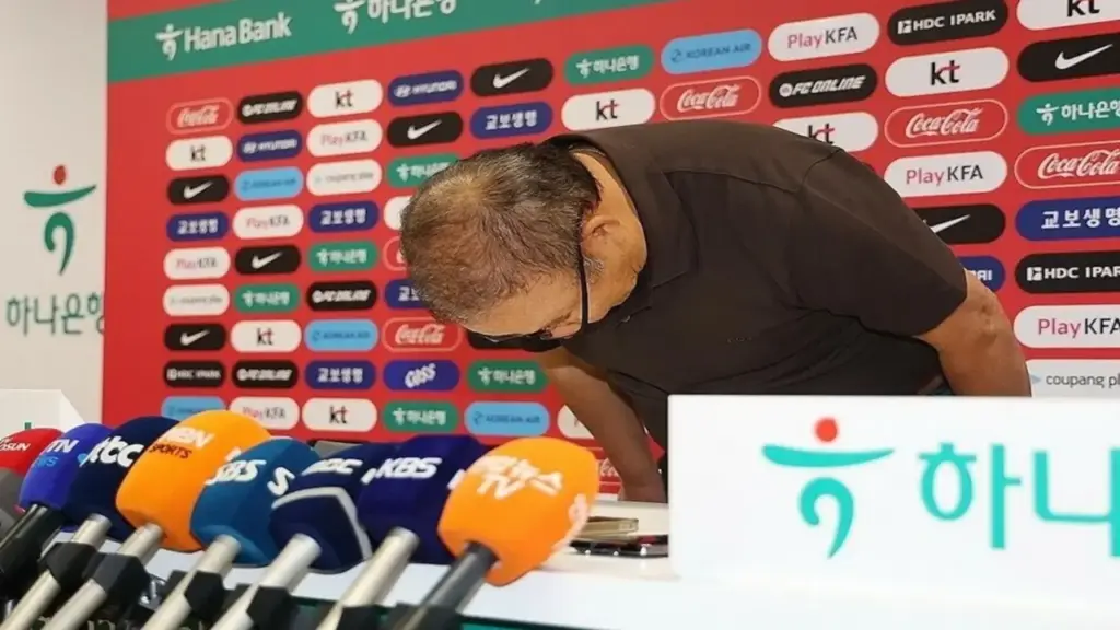 HLV Park Hang Seo cúi đầu xin lỗi khi Hàn Quốc bị loại ở World Cup