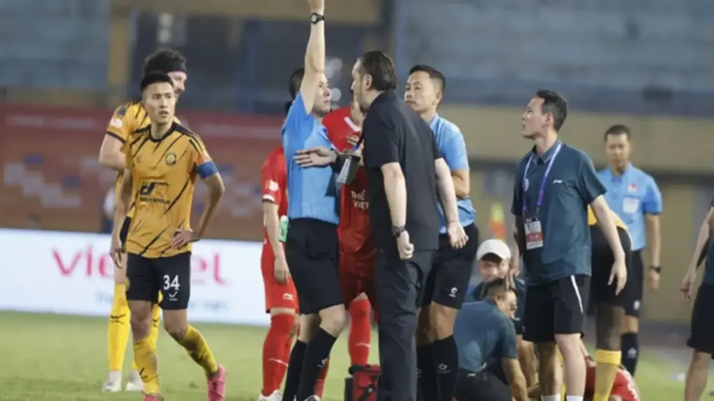 HLV Popov lại phản ứng trọng tài ngoại, dọa rời Thể Công Viettel và V-League: ‘Không bao giờ quay lại đây nữa’