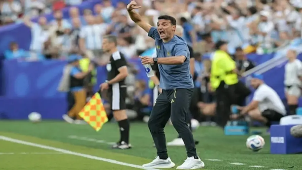 HLV Scaloni: "Không lời nào có thể diễn tả đẳng cấp của Messi"