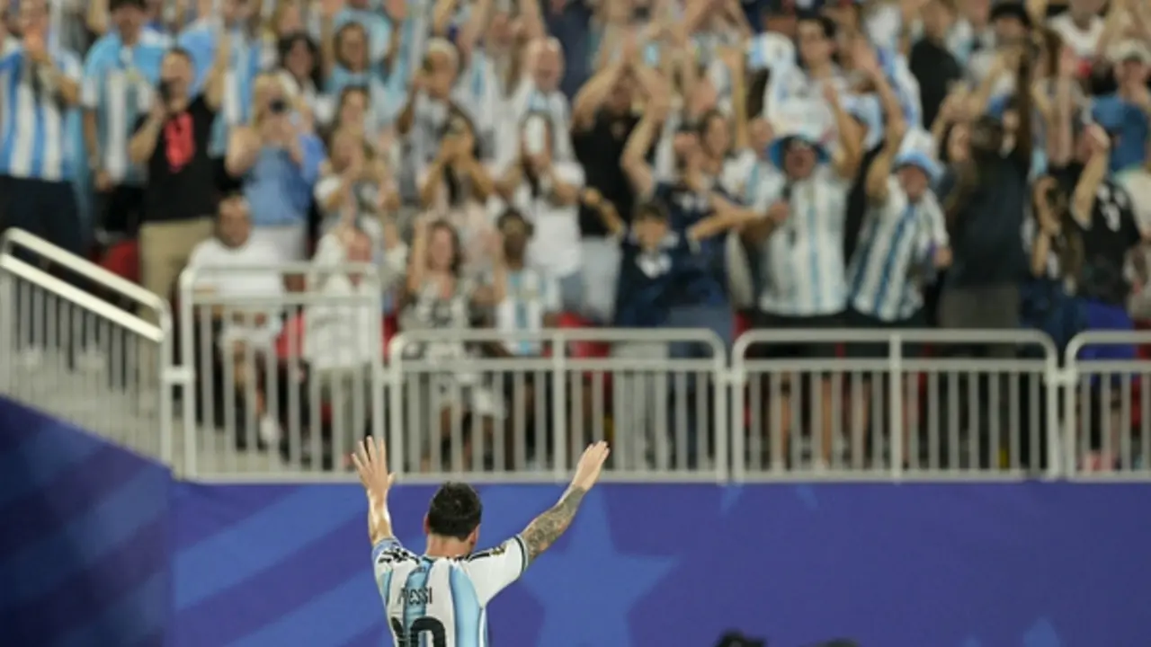 HLV Scaloni ngất ngây hạnh phúc: ‘Không còn từ ngữ nào nữa để miêu tả Messi’