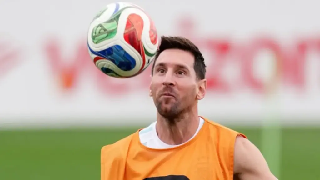HLV Scaloni tiết lộ lý do Messi cần thi đấu, Argentina mang thêm 500 kg thịt bò